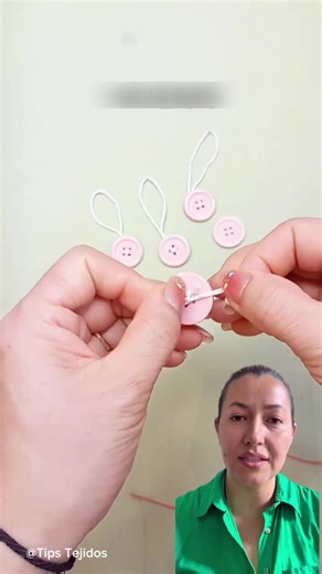 Tips Tejidos ♡ Costura ♡ Patrones ♡ Modista on Instagram: "Como pegar botones #costura #costuracriativa #costuracriativaparainiciantes ##tejidos"