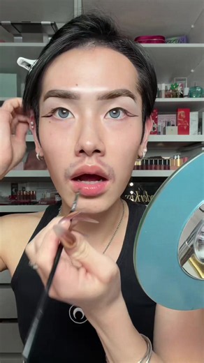 this is so unserious sorry… 😭 actual eyeliner tutorial coming soon BUT in the meantime just wanted to show y’all the bts… i do NOT play about my liner (maybe i should tho 🫩) #eyeliner #eyelinertutorial #kpop #douyinmakeup #grwm