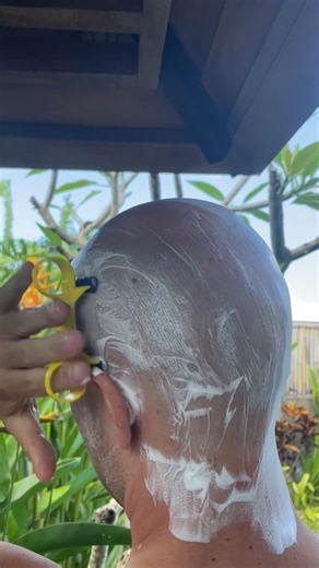11M views · 24K reactions | It's never been this easy being bald ‍零朗 | UNILAD Tech | Facebook