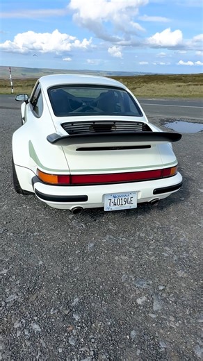 Singer goes turbo! ﻿﻿﻿ ﻿#Porsche #Porsche911 #Porsche930 #Singer #SingerTurbo #FlatSix | Top Gear