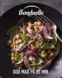 Opskrift: Lav en lækker kikærtesalat med rødløg, pestofløde og brødkrummer til gæsterne – det tager kun 20 minutter 😁 Ingredienser: - 1 lille rødløg - 1 skive brød - 2 spsk. basilikumpesto - 2 spsk. fløde 38% - 1 ds. Bonduelle Det Lille Twist kikærter - 10 basilikumsblade - Salt og peber Fremgangsmåde: Halver rødløget og snit det fint. Rist brødet godt og knus det til grove krummer. Rør pestoen op med fløde. Vend kikærterne sammen med løg, pestofløde, basilikumsblade og brødkrummer. Smag til me