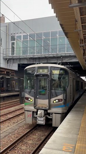 あいの風とやま鉄道 高岡駅 金沢行き入線