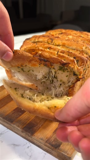 How to make cheesy pull-apart garlic bread