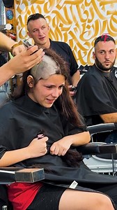 Une gentille fille rase les têtes dans un salon de coiffure | Fabiosa - Rendez-le plus facile
