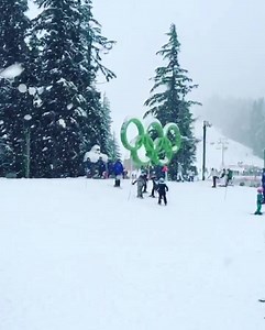 Snowing lightly and -1.5°C this morning. Clear skies and sun in the forecast later today and through the rest of the weekend! 24 hr snow: 23 cms | 7 day snow: 55cms Video taken: Dec 29, 2017 | Cypress Mountain