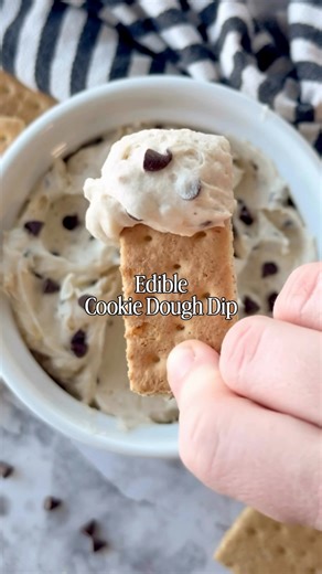 Countdown to Midnight: Chocolate Chip Cookie Dough Dip This creamy, no-bake treat is made without cream cheese but is packed with chocolatey goodness. Perfect for sharing during the midnight countdown! Here are a few ideas for what to serve it with: 👉 Graham crackers 👉 Pretzels 👉 Nilla Wafers 👉 Fresh fruit (strawberries, apple slices, or banana chunks!) Whether you’re hosting or bringing dessert to a party, this dip is sure to be a crowd favorite. Recipe in comments! Cooking with Karli cooki