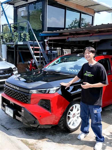 Revo แปลงหน้า Travo เจอกับล้อสาย Racing ที่ทั้งวงการพูดถึง! ดีไซน์ Center Lock ให้ฟีลรถแข่งแบบขั้นสุด ใครเห็นเป็นต้องมอง จะหล่อจะแรงแค่ไหน ดูให้คลิปนี้ 🤝 . แรงจัดเต็มได้ทุกขนาด 🏎️🔥 LENSO VENOM SUPER GT – VNK 📐 15