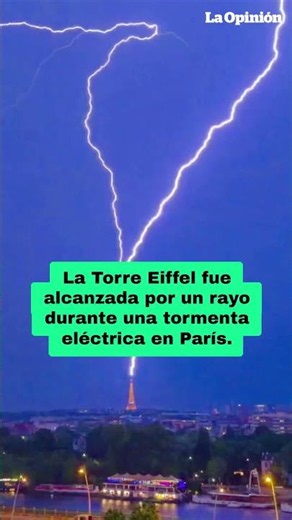 La Torre Eiffel fue alcanzada por un rayo durante una tormenta eléctrica en París / La Opinión
