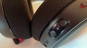 Video of Arctis 9X power button blinking white & blue