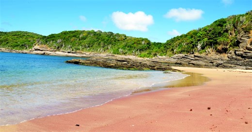 Praia do Forno: conheça a praia de areia rosa em Búzios