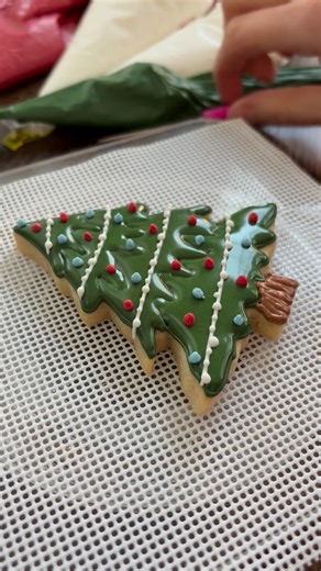 E I OH Bakery on Instagram: "I looovveedd how this tree turned out. Pretty much just love any tree cookie to be honest. I sent 20 merry and bright pie pans out the door today and have been busy getting started on all the orders for this week. After a busy week of prep, I’m excited to get started on all these orders. 😊 #sugarcookiesofinstagram #sugarcookies #customcookies #sugarcookiedecorator #royalicing #cookieart #royalicingcookies #sugarcookiesdecorating #cedarfallscookies #localbusiness #ch