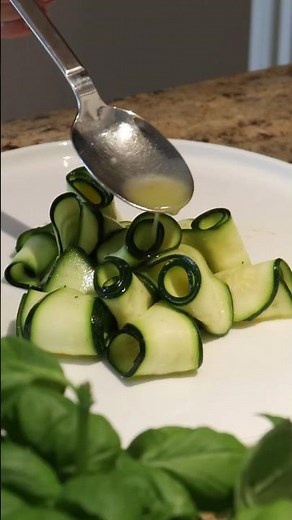 RAW MARINATED ZUCCHINI – FRESH, LIGHT AND READY IN MINUTES! 🌿💚 #zucchini #vegan