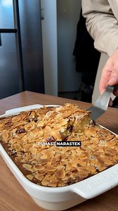 Oglas/ Proseni narastek. Sladica brez slabe vesti! 🌾✅ Lahko je zdrav zajtrk, malica, ali pa sladka večerja. Cimet, vanilijev sladkor in limonina lupinica pa poskrbijo za praznične okuse. 🎊🧑‍🎄 Recept za 6-8 porcij: 200g Prosene kaše Zlato Polje 850 ml mleka Ščep soli Cimet 1 vanilijev sladkor Dolcela Lupinica ene limone 40g masla 5 jajc 40g sladkorja 50ml mleka (po potrebi) 100g brusnic 2 žlici kokosove moke 60g mandljev v lističih Kostanjev med (opcijsko) Postopek: Proseno kašo v cedilu sper