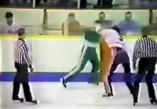 Flin Flon Manitoba’s pride and joy, Kenny Baumgartner of the PA Raiders and Rudy Poeschek of the Kamloops Blazers get together in a battle of the WHL heavies - 1984/85 season 👊 | Drop The Gloves 2.0