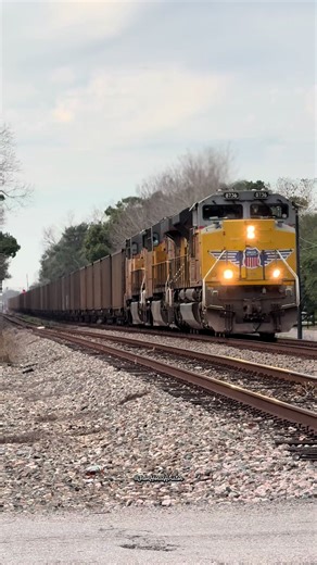 UP 8736 SD70ACe: A Stunning Railroad Sight