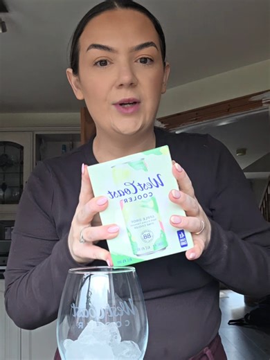 West Coast Cooler Apple Drop taste test 😋 Its so refreshing and nit very overpowering on the apple or lime which I love, I feel like I need a beer garden in the sun while im drinking this 💁🏼‍♀️ @westcoastcooler #westcoastcooler