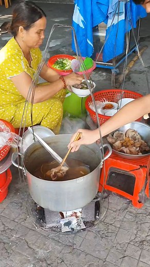 Vietnam: mancare stradala delicioasa | SaCalatorim.ro