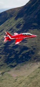 Red Arrow low and fast through LFA7 💨 RAF Red Arrows The colours on these old Hawk T1’s are stunning 👌🫶 RED ARROW Callsign: VULCAN82 REG/TAIL: XX281 17/4/2025 | LFA7 The Mach Loop