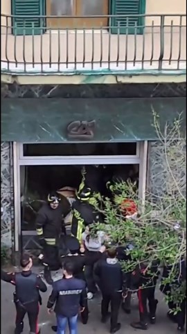 Napoli - Rapina al Crédit Agricole: 25 ostaggi liberati, i rapinatori potrebbero essere fuggiti