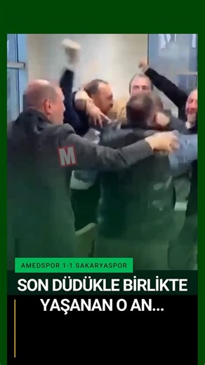 Medyabar on Instagram: "STAT KORİDORLARINDA BEKLETİLEN SAKARYASPOR HEYETİNİN MAÇ SONU SEVİNCİ Maç öncesi ve sırasında yaşanan gerginlik sonrası Sakaryaspor heyeti stat koridorlarında güvenlik çemberi altında bekletildi. Karşılaşmayı bir süre bu şekilde takip etmek zorunda kalan yönetim, 74. dakikada gelen golle ayağa fırladı. Zor bir gecenin ardından 1-1 biten maçta, son düdükle birlikte locadaki o sevinç kameralara böyle yansıdı. 📹 İşte Sakaryaspor yönetiminin maç sonu görüntüleri… 💚🖤 #sakar