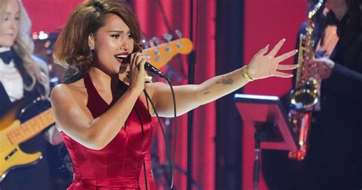 British pop star slays her largest U.S. crowd at sold-out Seattle show