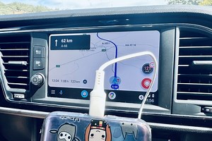 Por qué prefiero conectar mi teléfono con Android Auto con cable