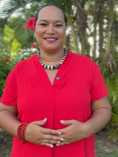 Les candidates de Miss Henua Enata - Te pootu nui a Hau sont déjà pleinement plongées dans l’aventure 🌺 Depuis deux semaines, elles travaillent plusieurs aspects essentiels pour se préparer à prendre la parole et défiler lors de la conférence de presse ce vendredi 13 mars, mais aussi pour être prêtes le soir de l’élection ✨ Un premier moment clé approche : la conférence de presse officielle, diffusée en direct sur la page Facebook de @tahitinuitelevision où les candidates feront leur toute prem