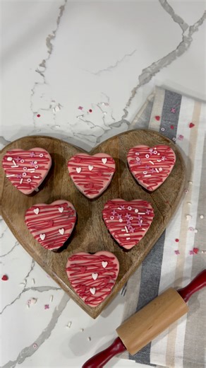 Heart-shaped brownies for Valentine’s Day ❤️I used a boxed brownie mix and a silicone heart tray, then finished them with melting chocolates and cute sprinkles. This is a two-step process and super easy — you don’t have to be a professional baker. First, bake your brownies and let them completely cool in the pan (don’t remove them early or they’ll fall apart). Once cooled, take them out of the pan.Next, melt your chocolate, add it to the mold, place the brownie on top, and pop it in the refriger