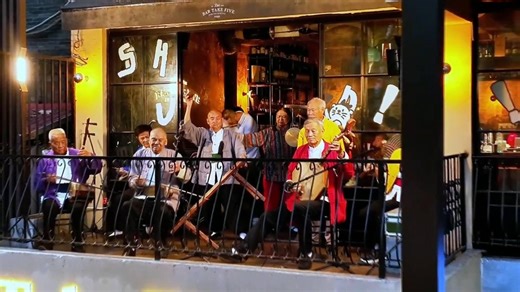 A regular concert event held on the balcony of a coffee shop in China's Xi'an has gained popularity since its inception in July 2023. | China Xinhua News