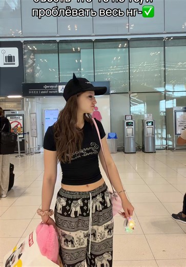 วิดีโอของ Госпожа Эвелин Лайф (@gosposhaevelinlife) จาก eating under the table for new years