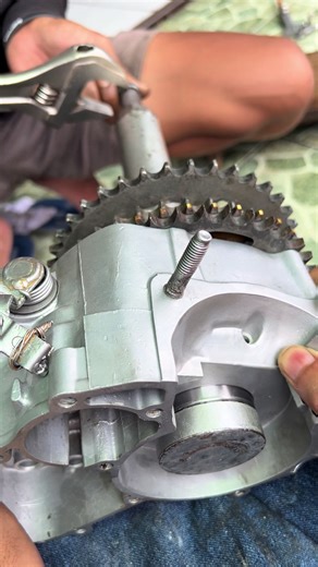 Tutorial masang bearing cruck as,jangan di pukul ya...usahakan pakai trecker biar kaga rusak 🤣✌️ #tutorial #yamaharxz #treckerbearing #mesinrxz #fyppppppppppppppppppppppp