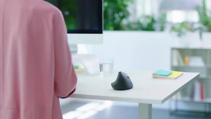 6.7K views · 13 reactions | Comienza el 2021 con una mejor postura y reduce la tensión muscular de tu muñeca gracias al ángulo de 57° del MX Vertical y su precisión del cursor que hace que muevas tu mano hasta 4 veces menos que con un ratón normal. | Logitech | Facebook