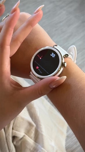 Com o #HUAWEIWatchGT5 Pro é possível monitorar seu coração e detectar problemas cardíacos através da função ECG. Aprenda a ativá-la através desse tutorial descomplicado. 💝 | Huawei Mobile