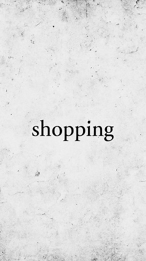 🧴👗 Wchodzisz do przymierzalni. Myślisz, że zmierzysz sukienkę. A mierzysz granice swojej godności, cierpliwości i kontakt z cudzym podkładem. Nie wiem, kto to włożył, ale mam wrażenie, że ta sukienka pamięta i bitwę o rozmiar XS, i konturowanie sprzed trzech sezonów. Dziewczyny, reklamówka na łeb to nie obciach – to manifest cywilizowanego społeczeństwa. Nie zostawiaj po sobie śladów. Ani fizycznych, ani psychicznych. 🙃 #zara #przymierzalnia #modadamska #rozmiarXS #podkładwszędzie #sukienkaum