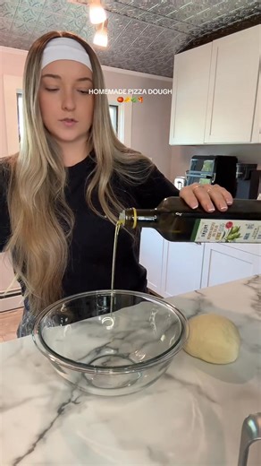 Easy homemade pizza dough 🍕😋 3/4 cup warm water 110 degrees F 1 packet active dry yeast (2 1/4 tsp) 1 tsp sugar 2 cups all purpose flour 1 tbs olive oil 1 tsp salt Bake at 450 for 15-20 min #dinner #easyrecipe #recipe #pizzadough #pizza | Revi