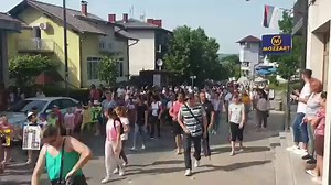 [VIDEO] Najljepši defile ulicama #Derventa! Učesnici Festivala humora i dečijeg stvaralaštva. | Derventa Cafe