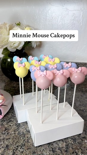 2.4K views · 39 reactions | Minnie Mouse cakepops  so simple but so cute! #minniemouse | Berrylicious Sweets | Facebook