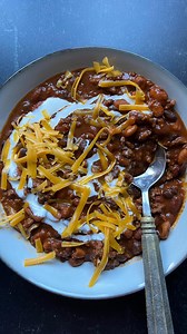 🍲 10-Minute Beef and Bean Chili Recipe 🍲 Looking for a quick and delicious chili recipe that’s ready in no time? Look no further! I’ve got a fantastic 10-minute beef and bean chili that’s not only scrumptious but also resourceful. We’re using jarred pasta sauce instead of canned tomatoes. Let’s get cooking! 😋🌶️ Ingredients: 8 ounces ground beef 1 cup jarred pasta sauce 1 cup beef broth 1 cup black beans (drained) 1 cup pinto beans (drained) 1 cup chili beans 3 tablespoons chili powder 1/2 te