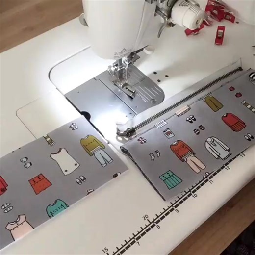 always so much fun ~ a bit of pouch making action for your enjoyment 😊. Free tutorial for this pouch on my blog (link in profile). #videotutorial #crafttutorial #sewingvideo #diyvideo #pouchmaking #zipperpouch #handmadepouch #sotakhandmade #isewbags #freetutorial #pencilpouch | Svetlana Skumanicova