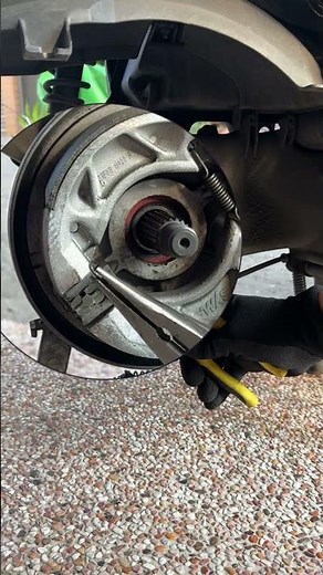 輕鬆拆鼓煞煞車皮。#鼓煞 #機車維修 #煞車皮更換