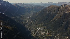 vue aérienne drone de Chamonix au pieds de la montagne Mont Blanc dans les alpes en France