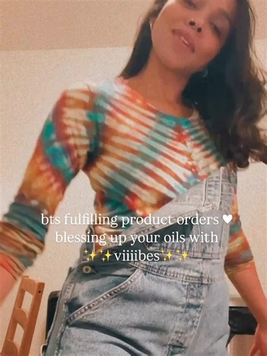 Britt Guimond • The Womb Path 🌹 on Instagram: "Many know castor oil to be used for the ‘castor packs’ over the liver for detox, or hair growth. But it has so many other incredible and support qualities. ✨𝐜𝐚𝐬𝐭𝐨𝐫 𝐨𝐢𝐥 𝐢𝐬 𝐚𝐧 𝐞𝐬𝐬𝐞𝐧𝐭𝐢𝐚𝐥 𝐦𝐞𝐝𝐢𝐜𝐢𝐧𝐞 𝐢𝐧 𝐞𝐯𝐞𝐫𝐲 𝐰𝐨𝐦𝐚𝐧’𝐬 𝐥𝐢𝐟𝐞✨ AND ps… I have a gorgeous massage oil for sale - see below 🌸💗🌸💗🌸 🌿Castor oil PENETRATES cell deep. It contains a rare fatty acid called ricinoleic acid, allowing it to move through mu