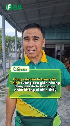 Nhìn thì đơn giản…nhưng đằng sau mỗi chai dầu tràm là mồ hôi, là thời gian và là nỗi nhọc nhằn của Thịnh. Là những buổi trưa nắng gắt đi hái lá giữa rừng, là nỗi lo thuốc men cho mẹ không biết đến bao giờ mới vơi... Mới 13 tuổi, nhưng Thịnh đã phải trưởng thành hơn tuổi của mình rất nhiều. Có những đứa trẻ không chọn cách trưởng thành sớm - chỉ là cuộc đời buộc các em phải mạnh mẽ, phải kiên cường để tiếp tục bước đi… 🌿💚 🎬 “Cùng Vượt Khó” - Phát sóng 20h20 Thứ Hai hàng tuần trên HTV7 và 21h00