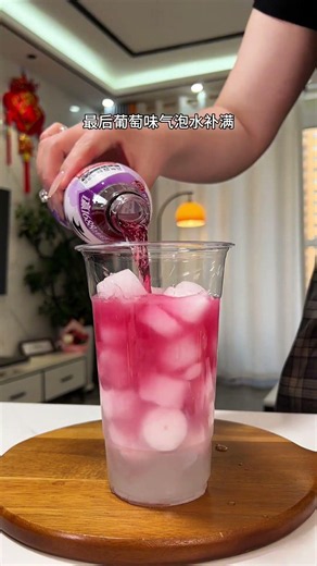 On a hot day, who can resist a big cup of Snow Lotus Grape Iced Lemon Tea