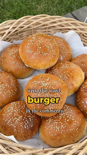 Anna Botti | Oh my Bread | Sourdough on Instagram: "To learn how to bake healthy burgers from scratch, all the way to a finished and delicious product, write the word “BURGER” in the comments 🍔"