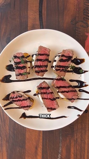 Perfect thanksgiving appetizer steak crostini with a creamy horseradish sauce 🥩🦃 #Thanksgiving #thanksgivingdinner #appetizer #holidayseason | cookinwithswiss