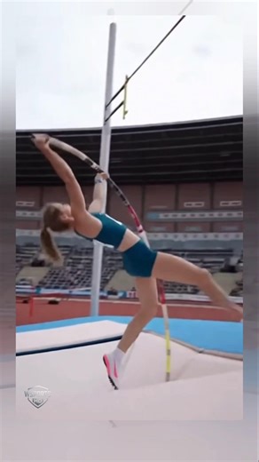 PURE TECHNIQUE professional pole vault moment 🎯 #shorts