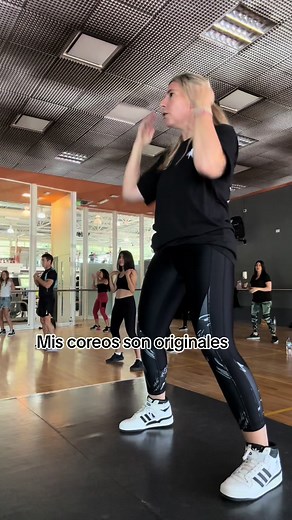 De eso se tratan más o menos mis coreos 😊 #bailemosdetodounpoco #amorxloquehago #fyp #bailarhacebien