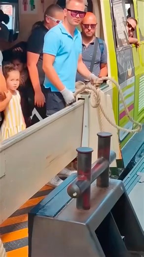 Why can a ship be stopped by just a rope when it docks?#Docking Safety#Rope Friction#ForYou#USA