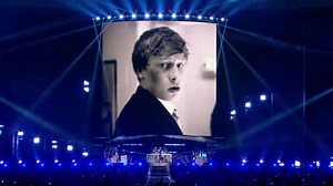 Le clip de la semaine : 'College Boy', Black City Concerts au Stade de France (2014). ->>> https://youtu.be/kxDJ4DcfQDw J'apprends ici que ma vie ne sera pas facile Chez les gens Je serais trop différent pour leur vie si tranquille Pour ces gens I want to see you J'aime pourtant tout leur beau monde Mais leur monde ne m'aime pas, c'est comme ça Et souvent j'ai de la peine Quand j'entends tout ce qu'ils disent derrière moi Mais moi j'ai le droit quand tu te réveilleras Oui, j'ai le droit de te fa